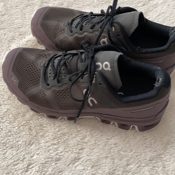 On Cloud Running Shoes - Picture 4 of 8